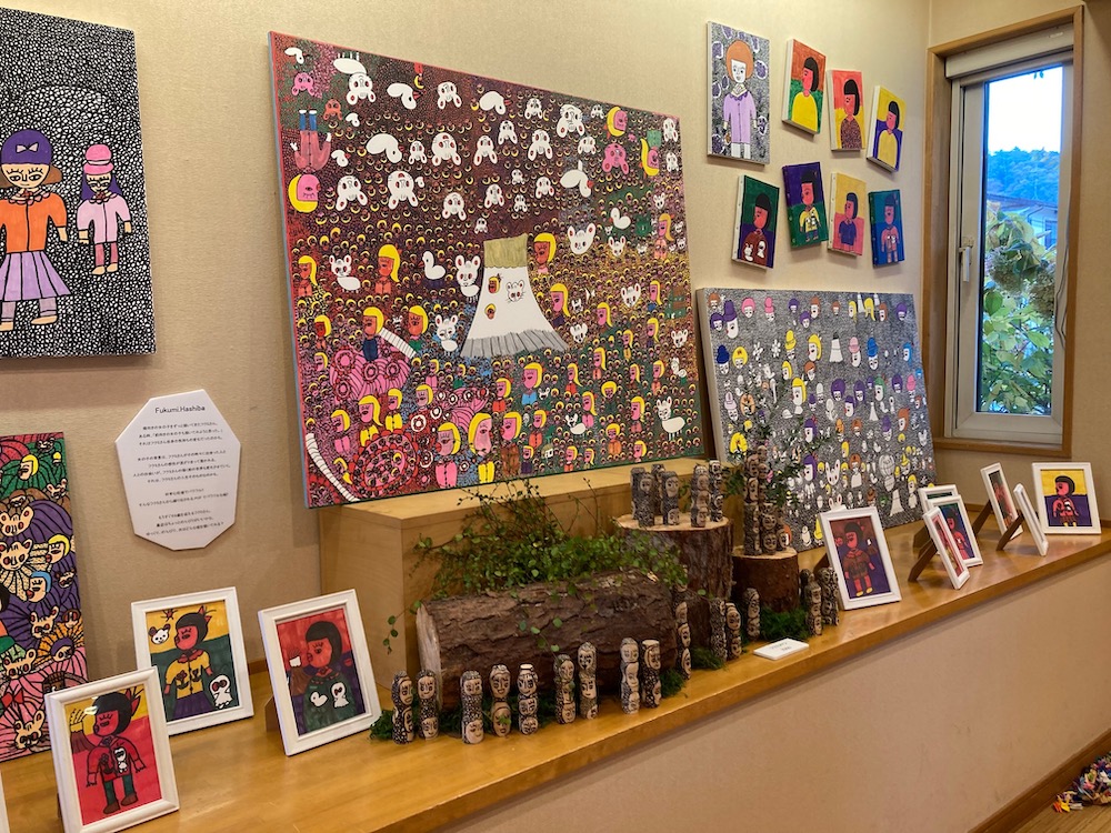 東御市のカフェ「すすみれ屋」で行った「とびら展」は展示では山崎さんのアイデアで植物とのコラボに